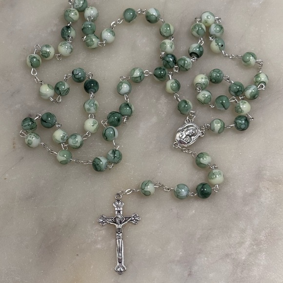 Elegant Green Beaded Rosary Necklace - Picture 4 of 5